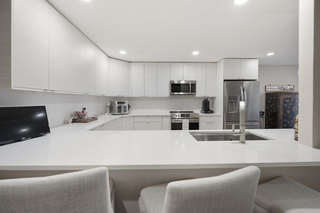 1401 Burr Oak Road 117B, Hinsdale, IL 60521