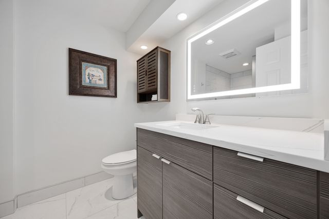 1401 Burr Oak Road 117B, Hinsdale, IL 60521