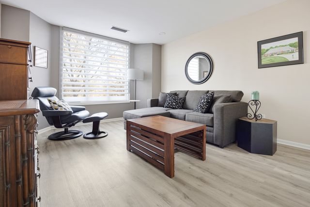 1401 Burr Oak Road 117B, Hinsdale, IL 60521