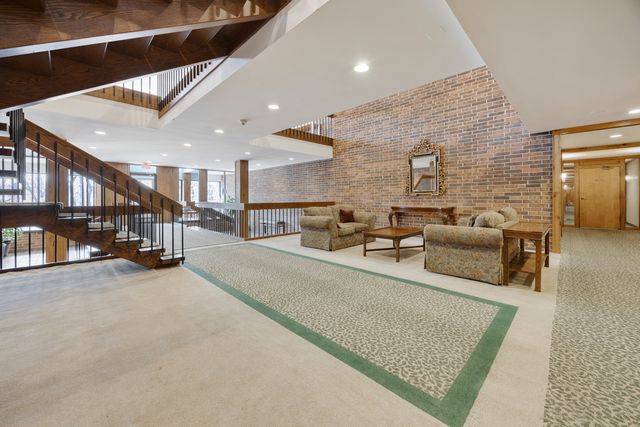 1401 Burr Oak Road 117B, Hinsdale, IL 60521