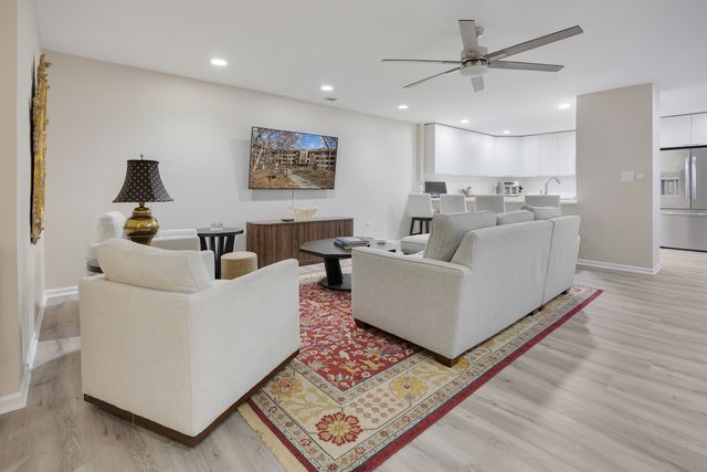 1401 Burr Oak Road 117B, Hinsdale, IL 60521