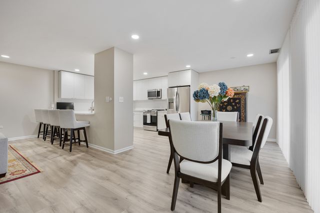 1401 Burr Oak Road 117B, Hinsdale, IL 60521