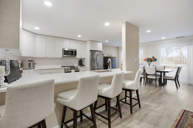 1401 Burr Oak Road 117B, Hinsdale, IL 60521