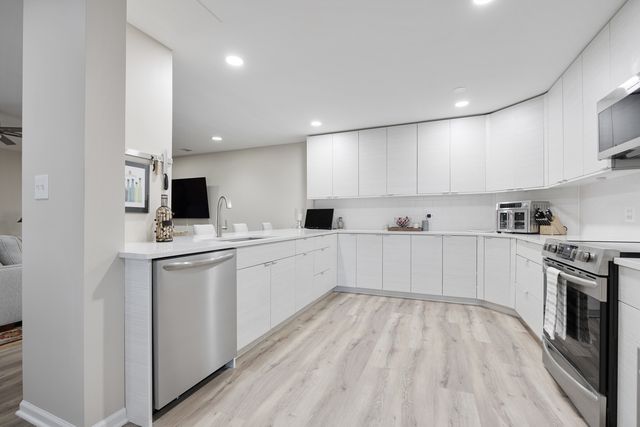 1401 Burr Oak Road 117B, Hinsdale, IL 60521