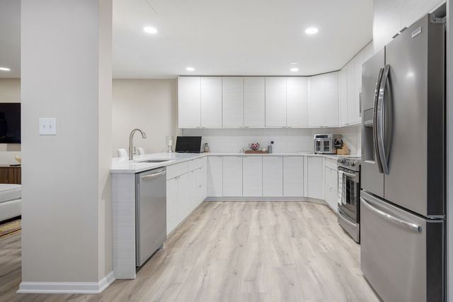 1401 Burr Oak Road 117B, Hinsdale, IL 60521