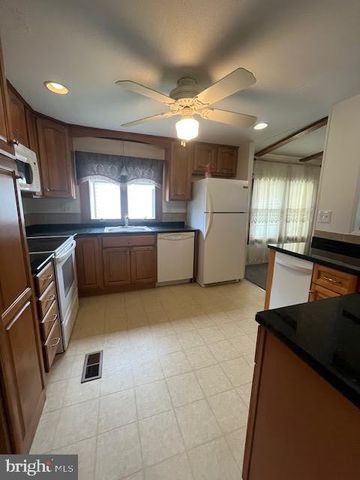 527 RAMBLEWOOD LN, North Wales, PA 19454