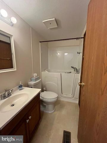 527 RAMBLEWOOD LN, North Wales, PA 19454