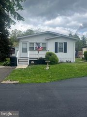 527 RAMBLEWOOD LN, North Wales, PA 19454