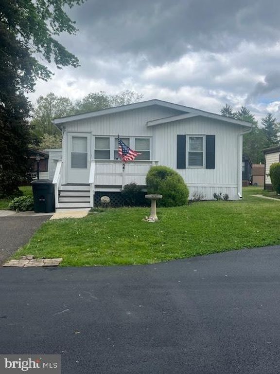 527 RAMBLEWOOD LN, North Wales, PA 19454