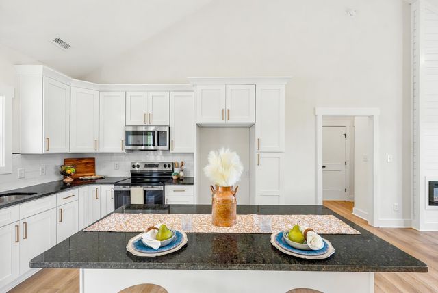 1805 Hickory Cove LN, Moneta, VA 24121