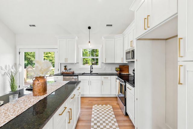 1805 Hickory Cove LN, Moneta, VA 24121