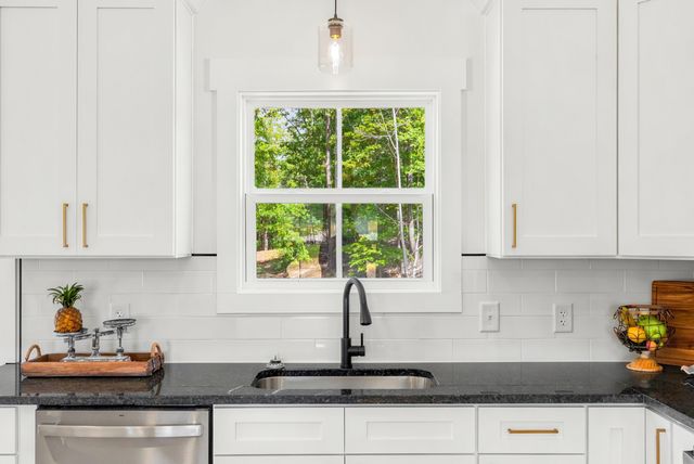 1805 Hickory Cove LN, Moneta, VA 24121