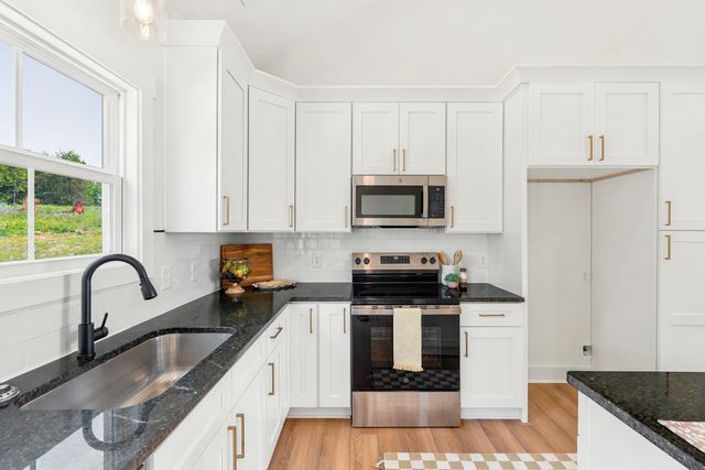 1805 Hickory Cove LN, Moneta, VA 24121