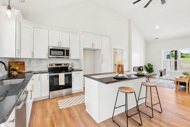 1805 Hickory Cove LN, Moneta, VA 24121