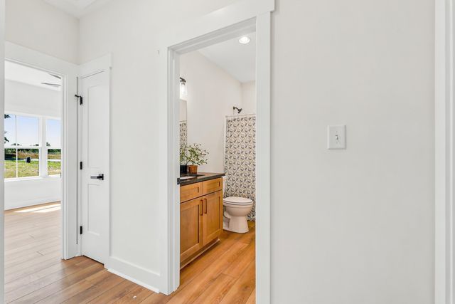 1805 Hickory Cove LN, Moneta, VA 24121