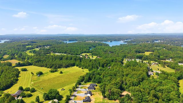 1805 Hickory Cove LN, Moneta, VA 24121