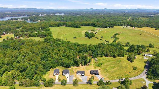 1805 Hickory Cove LN, Moneta, VA 24121