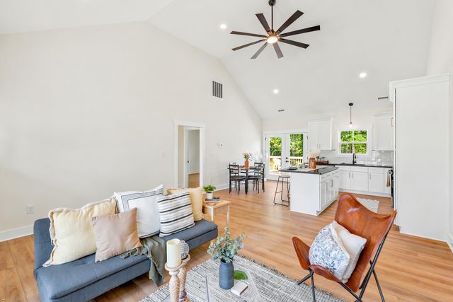 1805 Hickory Cove LN, Moneta, VA 24121