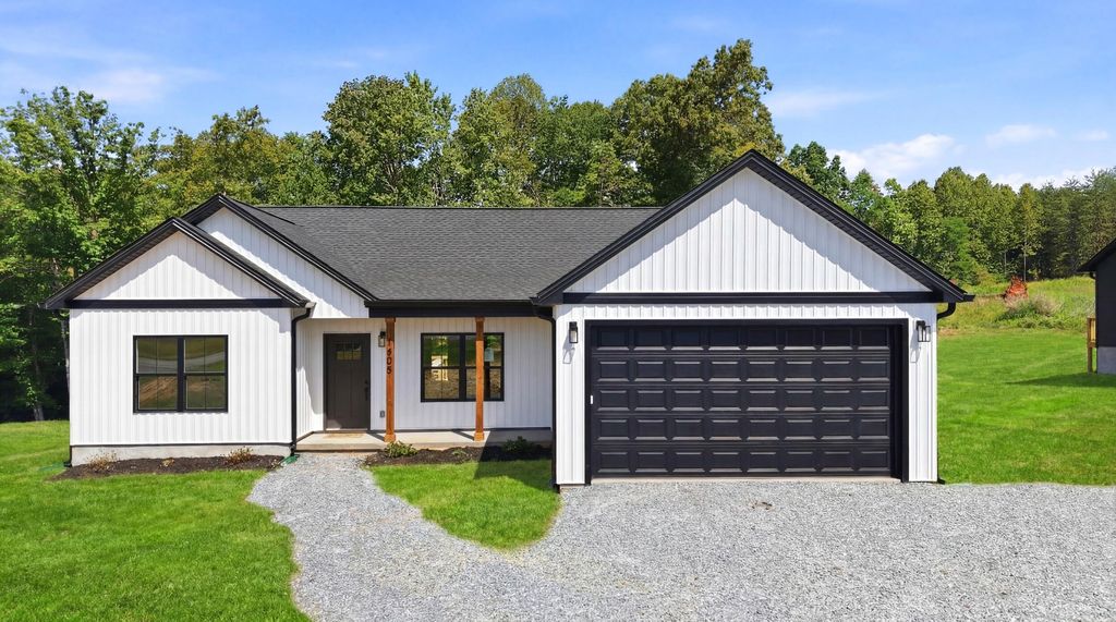1805 Hickory Cove LN, Moneta, VA 24121