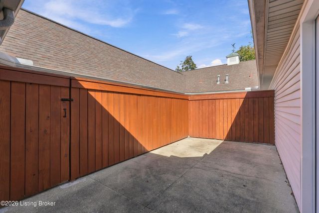 10513 Eagle Pines Ln, Louisville, KY 40223