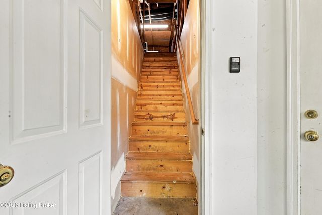 10513 Eagle Pines Ln, Louisville, KY 40223