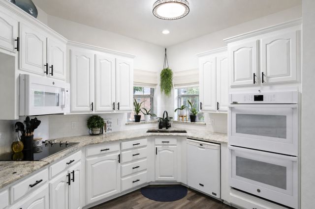 816 Lake View Court E, Crowley, TX 76036