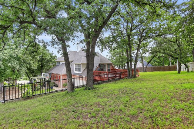 816 Lake View Court E, Crowley, TX 76036
