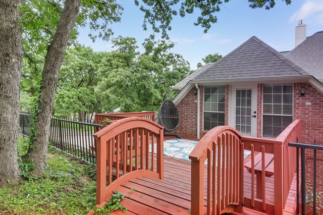 816 Lake View Court E, Crowley, TX 76036