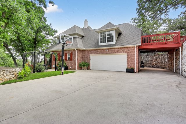 816 Lake View Court E, Crowley, TX 76036