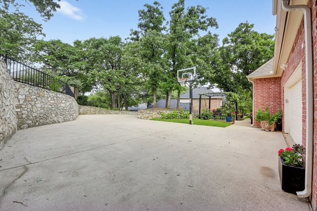 816 Lake View Court E, Crowley, TX 76036