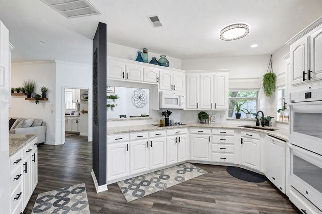 816 Lake View Court E, Crowley, TX 76036