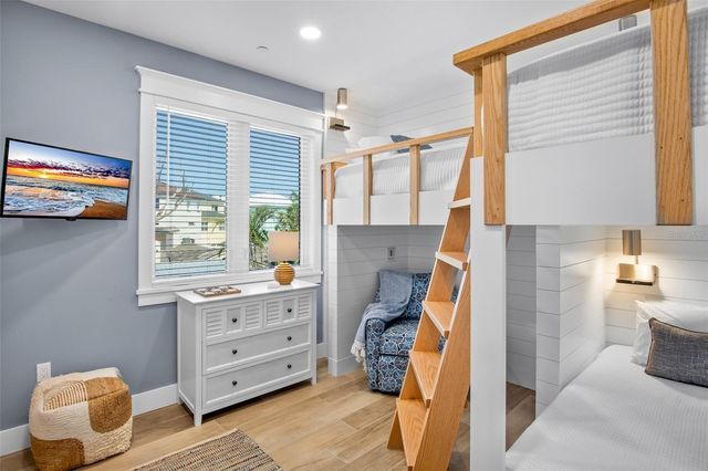 135 AVENIDA VENECCIA, Sarasota, FL 34242