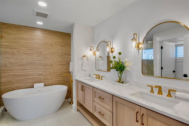 135 AVENIDA VENECCIA, Sarasota, FL 34242