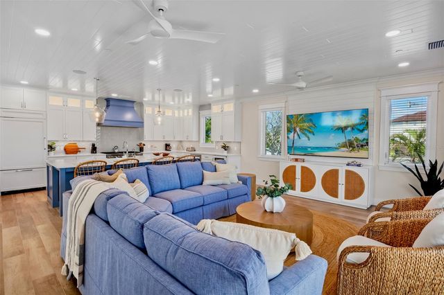 135 AVENIDA VENECCIA, Sarasota, FL 34242