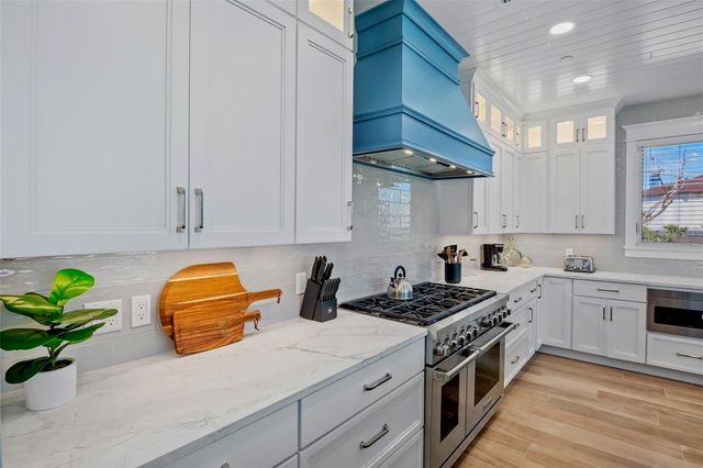 135 AVENIDA VENECCIA, Sarasota, FL 34242