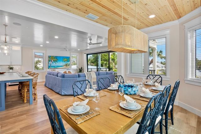 135 AVENIDA VENECCIA, Sarasota, FL 34242