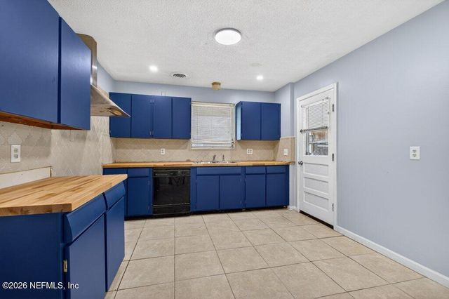 6886 TOM THUMB Drive, Jacksonville, FL 32210