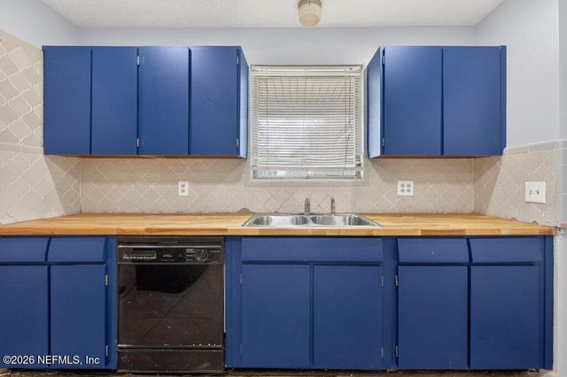 6886 TOM THUMB Drive, Jacksonville, FL 32210