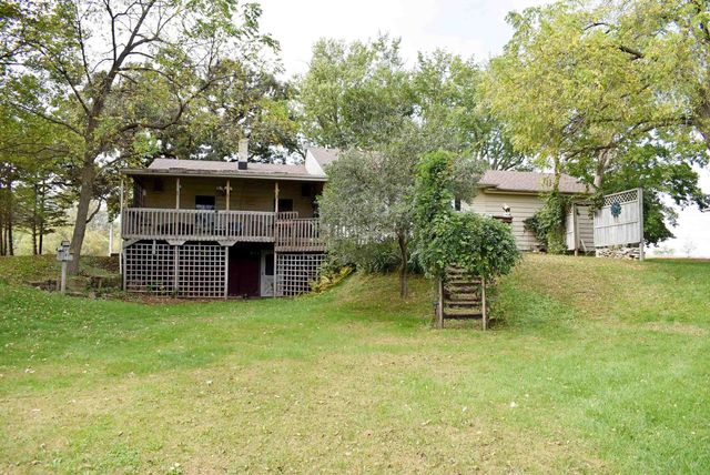 1832 Cedar View Road, Charles City, IA 50616