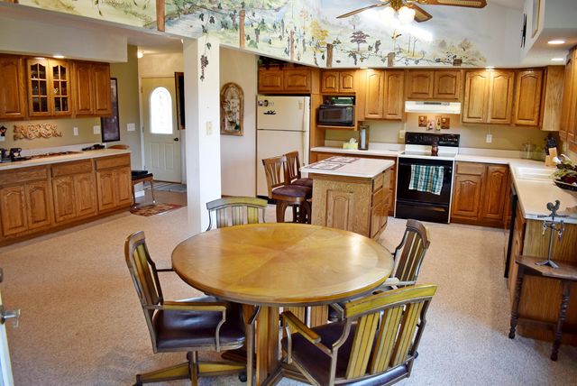 1832 Cedar View Road, Charles City, IA 50616