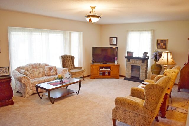 1832 Cedar View Road, Charles City, IA 50616