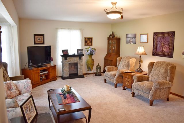 1832 Cedar View Road, Charles City, IA 50616