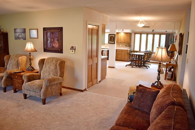 1832 Cedar View Road, Charles City, IA 50616