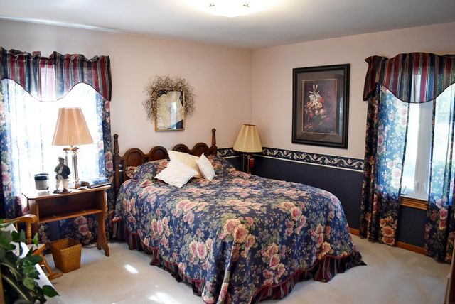 1832 Cedar View Road, Charles City, IA 50616