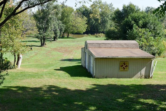 1832 Cedar View Road, Charles City, IA 50616