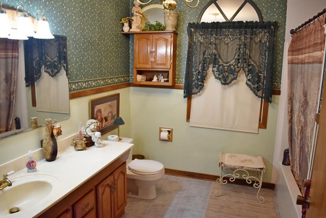 1832 Cedar View Road, Charles City, IA 50616