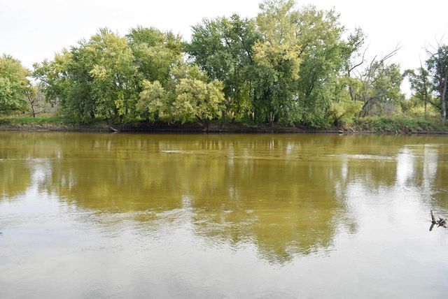 1832 Cedar View Road, Charles City, IA 50616