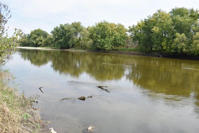 1832 Cedar View Road, Charles City, IA 50616