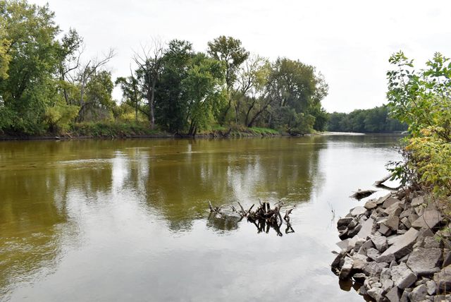 1832 Cedar View Road, Charles City, IA 50616