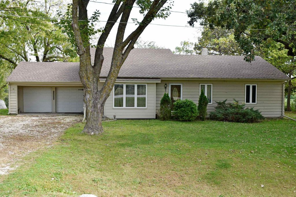 1832 Cedar View Road, Charles City, IA 50616